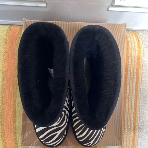 UGG Black and White Animal Print Boots - Picture 4 of 5